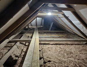 Zateplení stropu rodinného domu pomocí foukané izolace